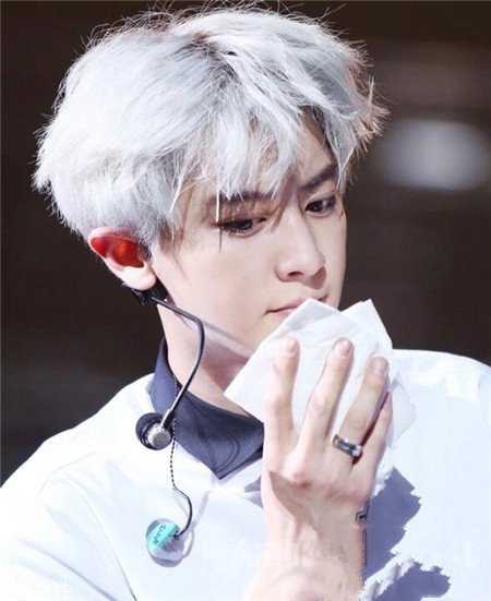 2022最流行發(fā)型顏色男生？男生潮流發(fā)型