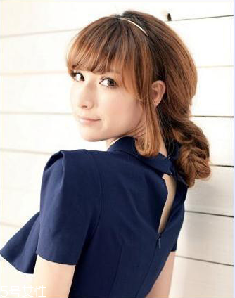 冬天戴帽子怎么扎頭發(fā)好？法式魚(yú)骨辮編發(fā)很特別