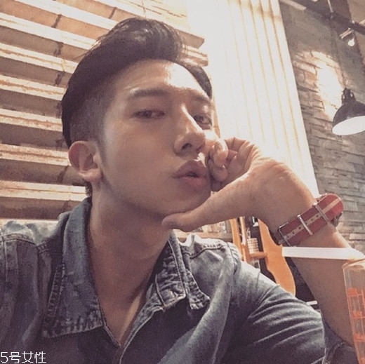 2022最流行發(fā)型顏色男生？男生潮流發(fā)型