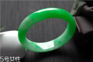 翡翠手鐲怎么戴進(jìn)去？巧用肥皂水來幫忙