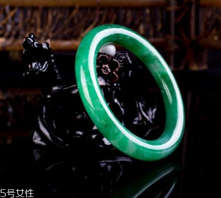 翡翠手鐲怎么戴進(jìn)去？巧用肥皂水來幫忙