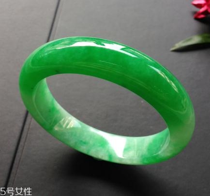 翡翠手鐲怎么戴進(jìn)去？巧用肥皂水來幫忙