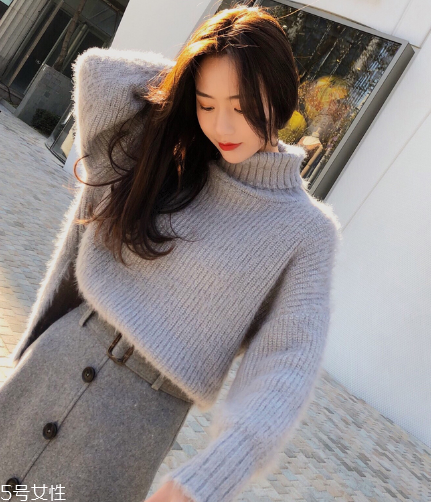 毛衣和針織衫哪個暖和？毛衣要更適合寒冬