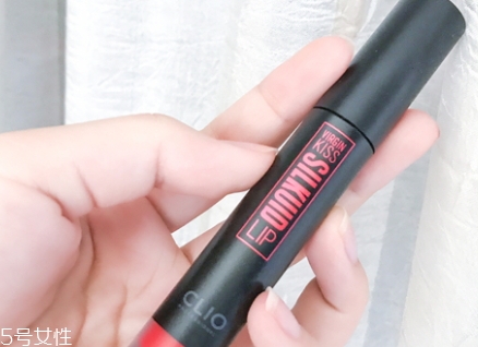 唇彩怎么涂？按照步驟涂抹