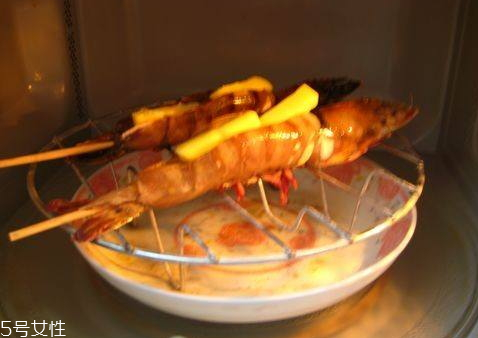 微波爐烤蝦需要多久 微波爐烤蝦時(shí)間和溫度 微波爐烤蝦需要多久 微波爐烤蝦時(shí)間和溫度
