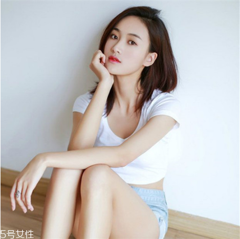 齊肩直發(fā)染什么顏色好看？簡(jiǎn)單好看的齊肩發(fā)扎法