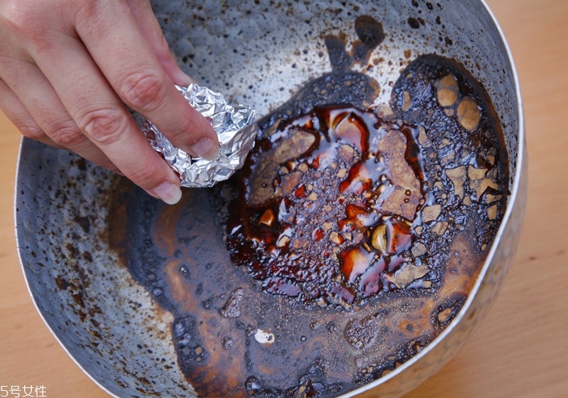 鍋底燒焦了怎么清洗 5個(gè)洗鍋底的妙招 鍋底燒焦了怎么清洗 5個(gè)洗鍋底的妙招