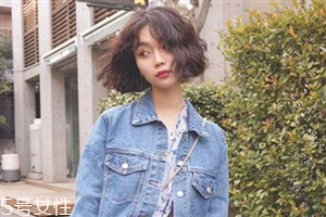 小波浪卷發(fā)怎么打理？焦糖色頭發(fā)超百搭