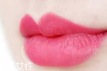 怎么涂口紅不顯唇紋？關(guān)鍵是做好打底