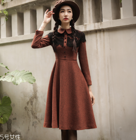 中長款連衣裙怎么搭配？新年聚餐的首選穿搭