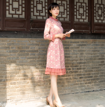 中長款連衣裙怎么搭配？新年聚餐的首選穿搭