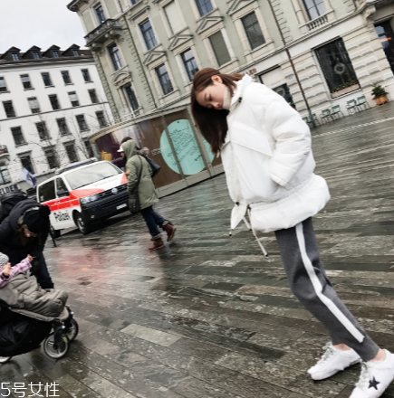 短款羽絨服怎么搭配？小個子女生的顯高利器