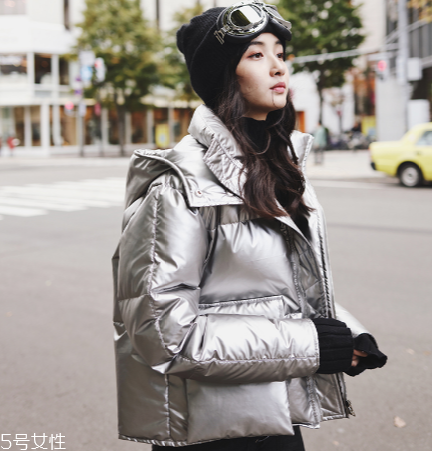 短款羽絨服怎么搭配？小個子女生的顯高利器