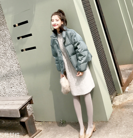 短款羽絨服怎么搭配？小個子女生的顯高利器
