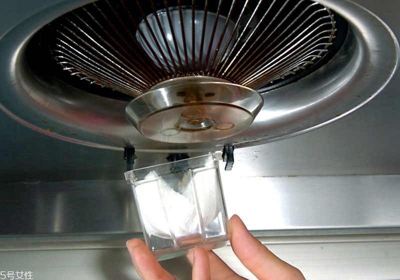 廚房總是很油膩怎么辦 去油解膩的9個(gè)妙招 廚房總是很油膩怎么辦 去油解膩的9個(gè)妙招