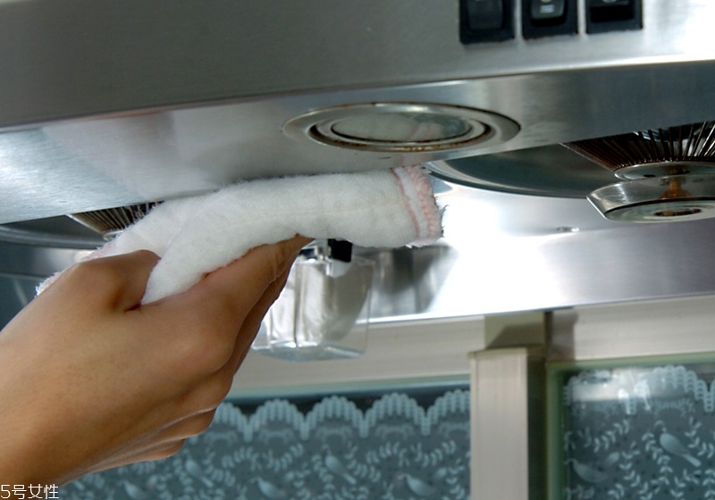 廚房總是很油膩怎么辦 去油解膩的9個(gè)妙招 廚房總是很油膩怎么辦 去油解膩的9個(gè)妙招