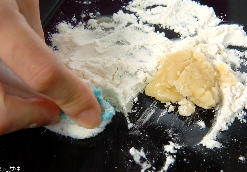 廚房總是很油膩怎么辦 去油解膩的9個(gè)妙招 廚房總是很油膩怎么辦 去油解膩的9個(gè)妙招