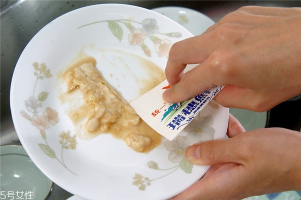 廚房總是很油膩怎么辦 去油解膩的9個(gè)妙招 廚房總是很油膩怎么辦 去油解膩的9個(gè)妙招