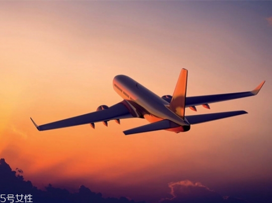 直發(fā)怎么弄卷發(fā)？直發(fā)夾板可以弄內(nèi)扣