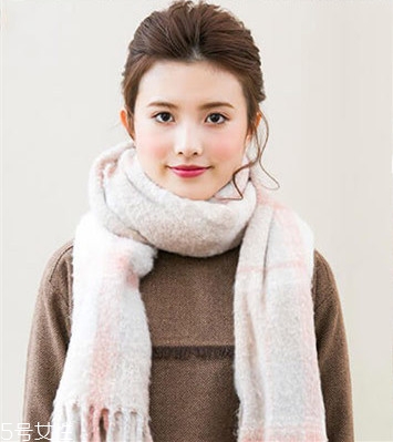冬天系圍巾怎么扎頭發(fā)？適合搭配羽絨服的發(fā)型