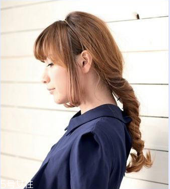 冬天戴帽子怎么扎頭發(fā)好？法式魚(yú)骨辮編發(fā)很特別