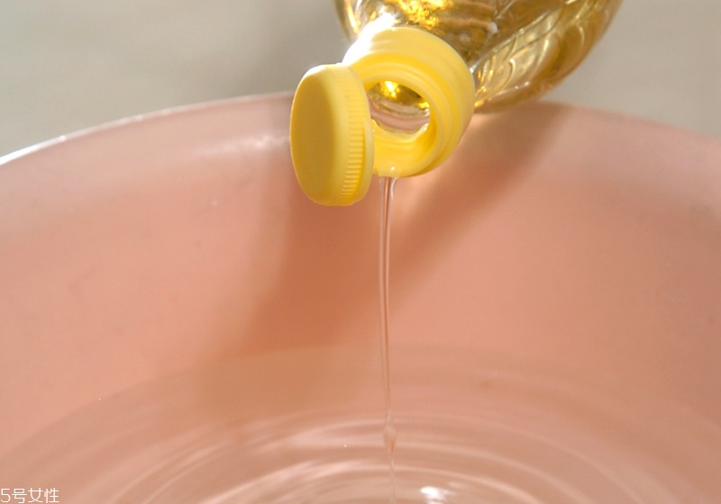 廚房總是很油膩怎么辦 去油解膩的9個(gè)妙招 廚房總是很油膩怎么辦 去油解膩的9個(gè)妙招