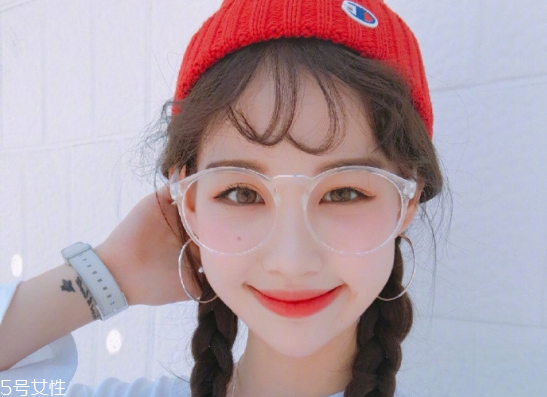 冬天戴帽子怎么扎頭發(fā)好？法式魚骨辮編發(fā)很特別