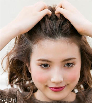 冬天系圍巾怎么扎頭發(fā)？適合搭配羽絨服的發(fā)型