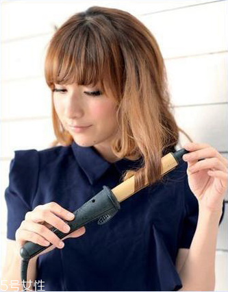 冬天戴帽子怎么扎頭發(fā)好？法式魚(yú)骨辮編發(fā)很特別