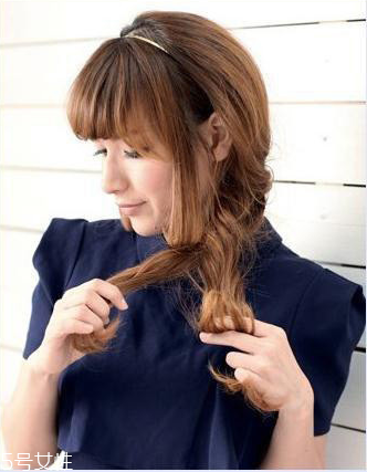 冬天戴帽子怎么扎頭發(fā)好？法式魚(yú)骨辮編發(fā)很特別