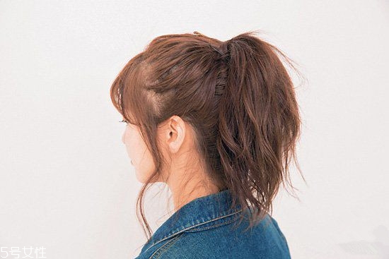 冬天系圍巾怎么扎頭發(fā)？適合搭配羽絨服的發(fā)型