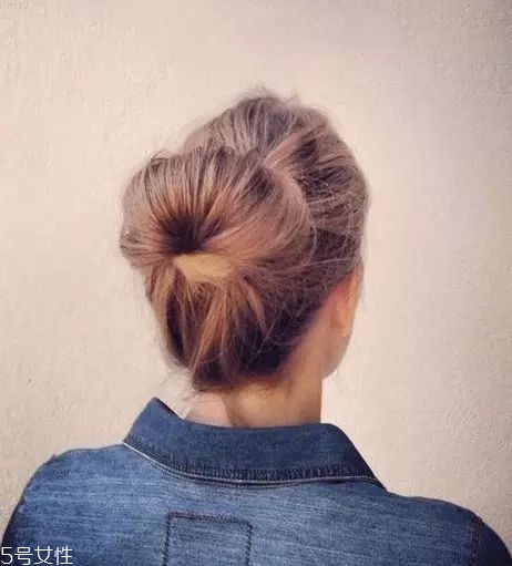 冬天系圍巾怎么扎頭發(fā)？適合搭配羽絨服的發(fā)型