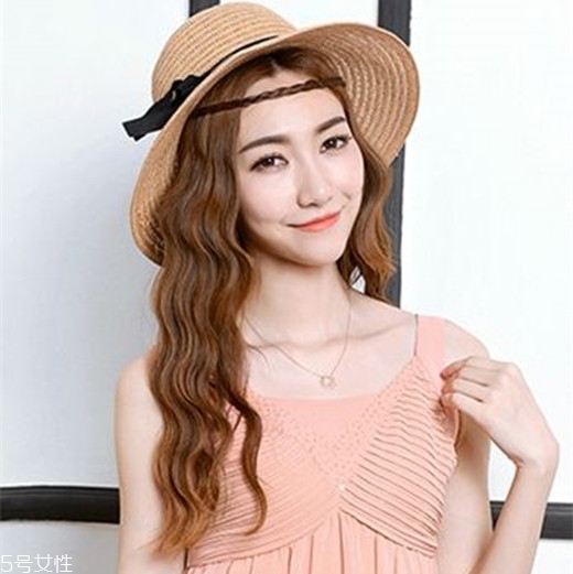 小波浪卷發(fā)怎么打理？焦糖色頭發(fā)超百搭