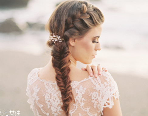 冬天戴帽子怎么扎頭發(fā)好？法式魚(yú)骨辮編發(fā)很特別