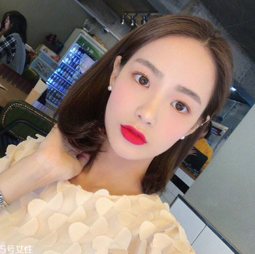 齊肩直發(fā)染什么顏色好看？簡(jiǎn)單好看的齊肩發(fā)扎法