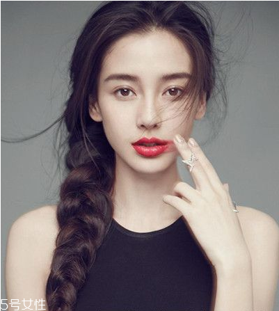 女生冬天長(zhǎng)發(fā)怎么編好看？長(zhǎng)發(fā)妹紙才懂得的痛