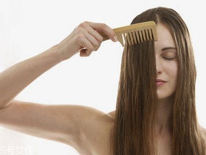 冬天頭發(fā)油得很快怎么辦？頭發(fā)不要洗太勤