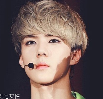 2022最流行發(fā)型顏色男生？男生潮流發(fā)型