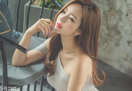 2022最流行的發(fā)色顯白？不同膚色適合不同發(fā)色