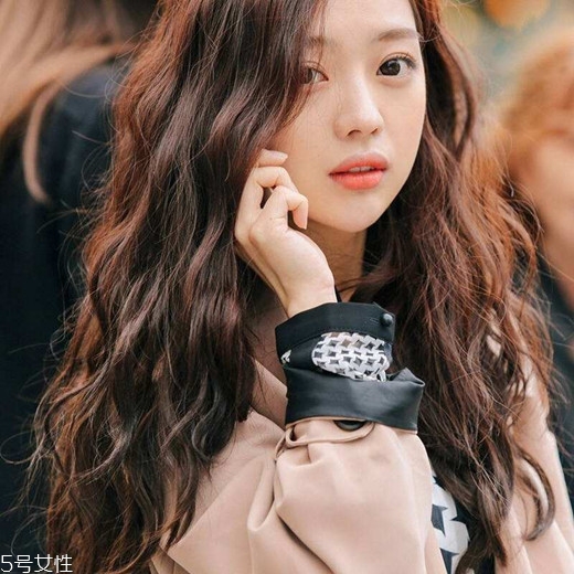 小波浪卷發(fā)怎么打理？焦糖色頭發(fā)超百搭