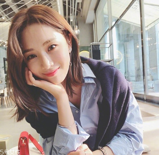 小波浪卷發(fā)怎么打理？焦糖色頭發(fā)超百搭