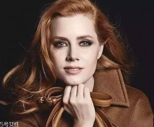 小波浪卷發(fā)怎么打理？焦糖色頭發(fā)超百搭