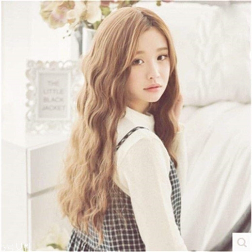 小波浪卷發(fā)怎么打理？焦糖色頭發(fā)超百搭