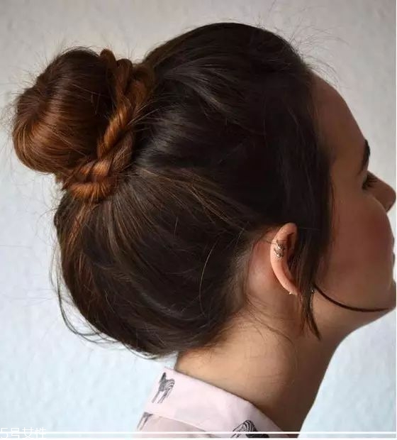 冬天系圍巾怎么扎頭發(fā)？適合搭配羽絨服的發(fā)型