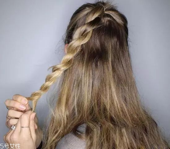 女生冬天長(zhǎng)發(fā)怎么編好看？長(zhǎng)發(fā)妹紙才懂得的痛