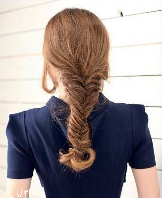 冬天戴帽子怎么扎頭發(fā)好？法式魚(yú)骨辮編發(fā)很特別