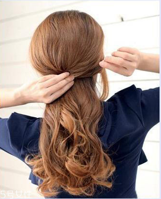 冬天戴帽子怎么扎頭發(fā)好？法式魚(yú)骨辮編發(fā)很特別