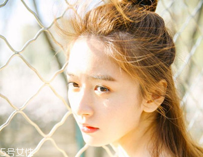 2022最流行的發(fā)色顯白？不同膚色適合不同發(fā)色