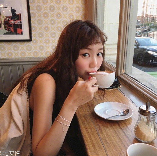 小波浪卷發(fā)怎么打理？焦糖色頭發(fā)超百搭