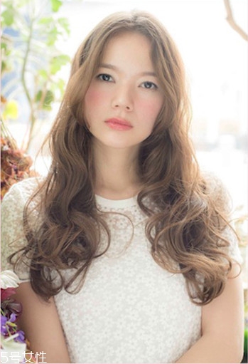 小個(gè)子女生適合什么發(fā)型？蓬松隨意效果